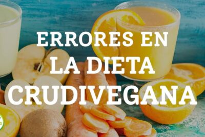 Frutas, zumos y texto sobre errores en la dieta crudivegana, descubre que comen las veganas guia completa y detallada