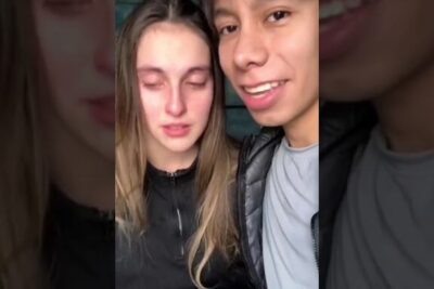 Dos jóvenes en primer plano, ella con ojos enrojecidos y él sonriendo, descubre que comen los coreanos y como influye en su cultura