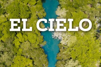 Vista aérea de un río turquesa entre frondosos árboles con el texto EL CIELO, fondo ideal para descubre que comen los escorpiones una guia detallada sobre la alimentacion de estos aracnidos