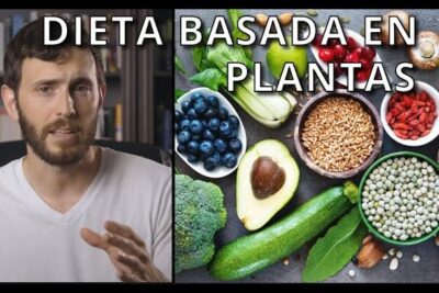 Presentador junto a arándanos, aguacate, brócoli, calabacín, granos y legumbres mostrando descubre que comen los veganos y como llevar una dieta basada en plantas