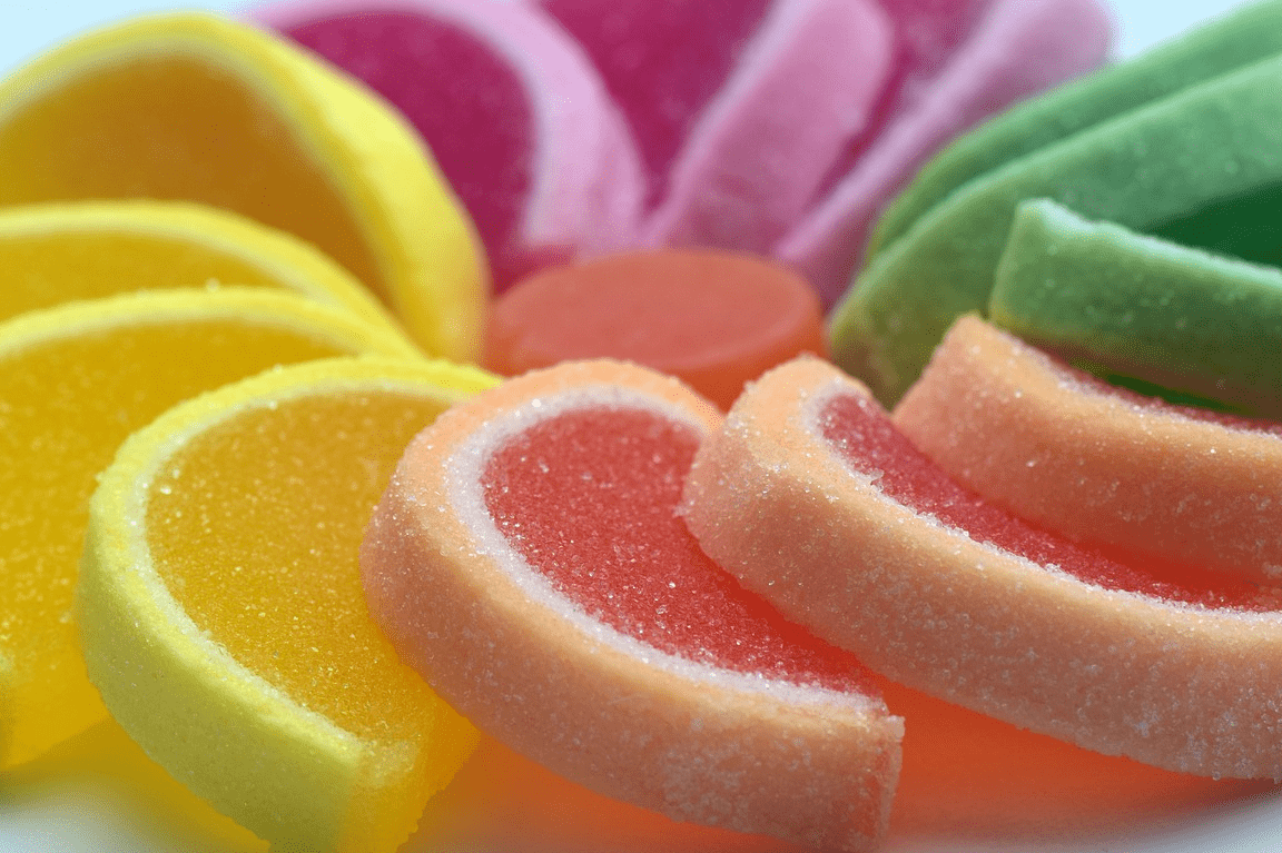 Gominolas en forma de gajos coloridos cubiertas de azúcar, descubre que le sucede a tu cuerpo si haces 100 sentadillas diarias con kilos