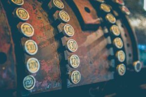 Primer plano de botones numerados de una caja registradora antigua con acabado oxidado, descubre significado numero guia completa