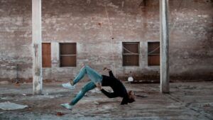 Levitación de una persona en edificio industrial abandonado que descubre significado sonar caer vacio