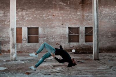 Levitación de una persona en edificio industrial abandonado que descubre significado sonar caer vacio