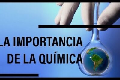 Mano sujetando un matraz con la Tierra en su interior sobre fondo azul y el texto 'La importancia de la química', descubre todo acerca de que significa tm y su importancia en la vida cotidiana.