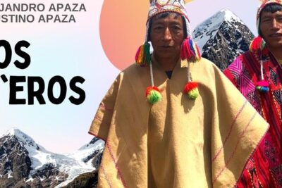 Dos hombres con ponchos y gorros coloridos frente a montañas nevadas, descubre todo lo que debes saber sobre que significa ero