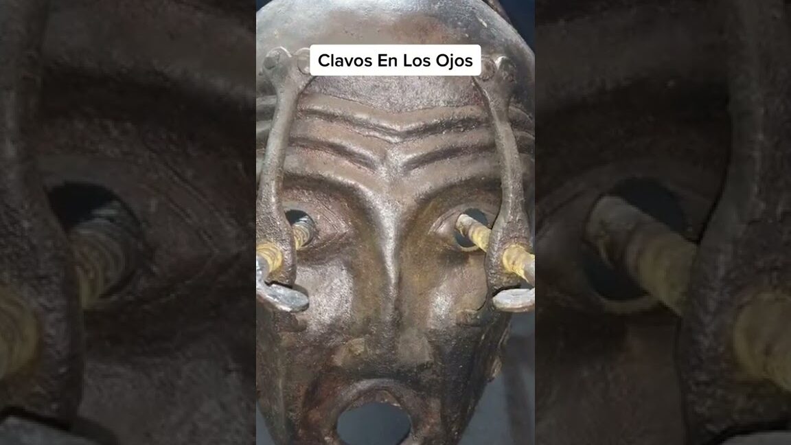 Máscara oscura con clavos en los ojos y texto 'Clavos En Los Ojos', descubre todo lo que debes saber sobre que significa urss