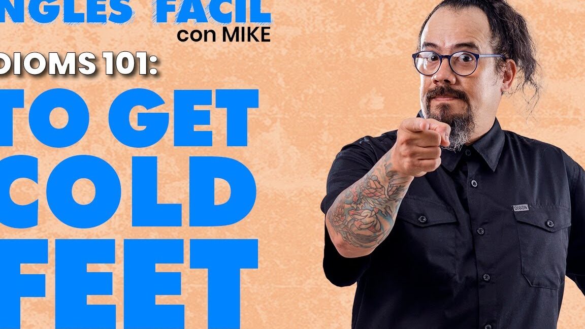 Presentador con gafas y tatuajes señala junto a texto de idioms en inglés, descubre todo sobre el significado de la palabra warm
