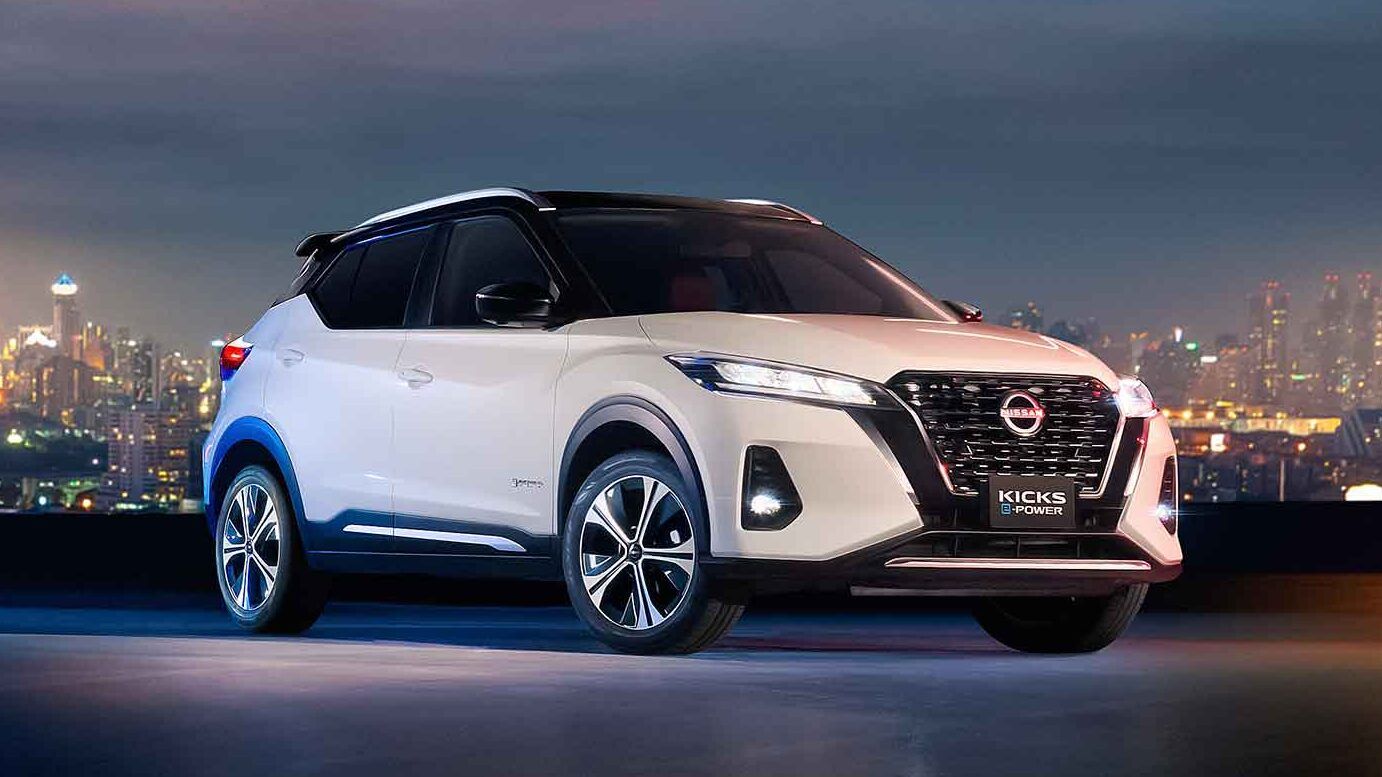 Nissan Kicks e-POWER blanco con techo oscuro frente a un skyline nocturno, descubre todo sobre la tecnologia e power de nissan.