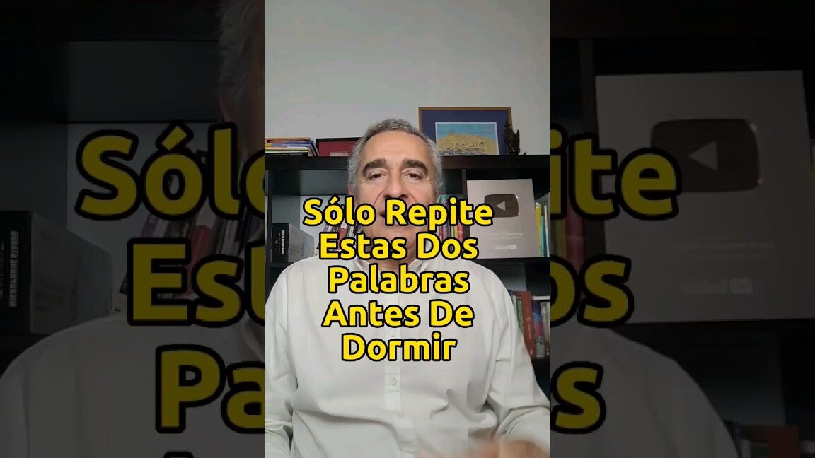 Hombre hablando frente a una estantería con texto superpuesto sobre repetir un mantra y descubre todo sobre que significa 777 y como puede influir en tu vida