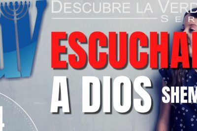 Cartel con texto grande ESCUCHAR A DIOS, logo azul con menorá y una niña mirando al lado, descubre todo sobre que significa la en este extenso articulo