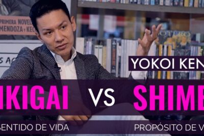 Descubriendo el verdadero significado de procrastinar todo lo que debes saber en una conversación frente a estanterías de libros con el texto IKIGAI VS SHIMEI claramente visible