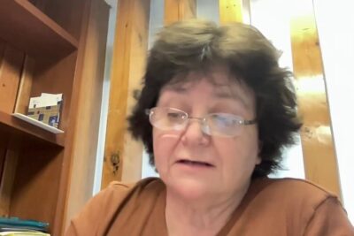 Mujer con gafas en interior, imagen para ilustrar contenido sobre dieta tradicional