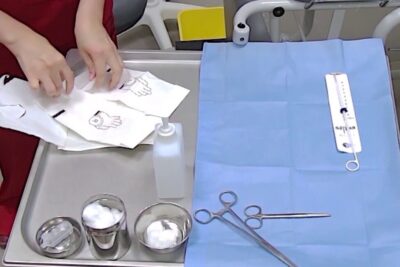 Instrumental y material estéril sobre mesa para procedimiento de diu mueve