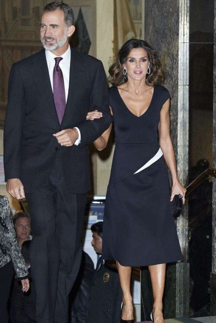 Pareja real vestida de gala en un acto oficial, divorcio real descubre que pasaria si un rey se divorcia