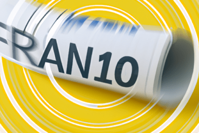 Documento enrollado y círculos concéntricos sobre fondo amarillo que simbolizan trámite urgente y dni caducado pero con cita como solucionar este problema rapidamente