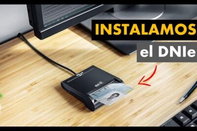 Lector USB conectado con tarjeta dni electronico 4 parcialmente insertada sobre una mesa de madera