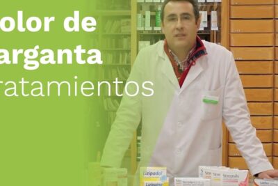 Farmacéutico en bata blanca junto a productos y pastillas para dolor garganta