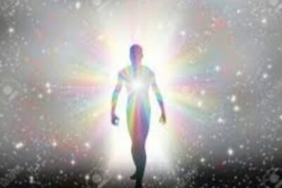 Silueta humana luminosa con aura radial sobre un fondo estrellado evocando dormir fiebre