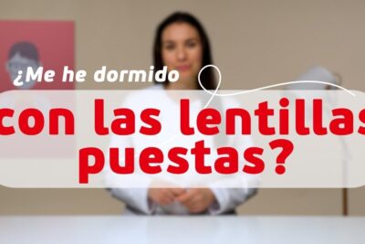 Mujer explicando riesgos de dormir lentillas en consulta