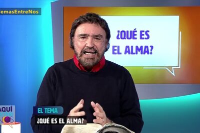 Presentador en estudio televisivo hablando sobre ‘¿Qué es el alma?’ con libro abierto eTTyjWSlcLM