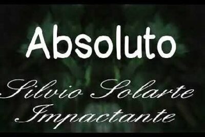 El cartel muestra el texto el absoluto en letras blancas sobre fondo verde oscuro con caligrafía cursiva debajo