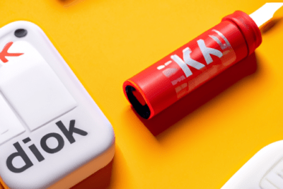 El problema con el kit digital caducado que debes saber, representado por herramientas y dispositivos electrónicos en primer plano sobre fondo amarillo