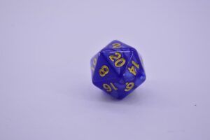 Dado poliédrico azul de veinte caras con números dorados que evoca el sentido del numero descubre su significado y utilidad en juegos y numerología