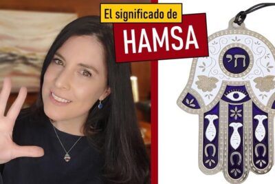 Mujer sonriente con la mano levantada junto a un colgante Hamsa, el significado de la mano de fatima origen y simbolismo 1