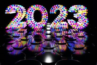 Cifras luminosas formadas por cilindros y puntos de colores reflejadas en una superficie negra brillante, el simbolismo y significado del numero guia completa