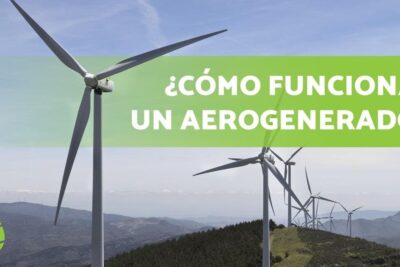 Aerogeneradores alineados sobre una cresta montañosa bajo cielo despejado que representan energia eolica