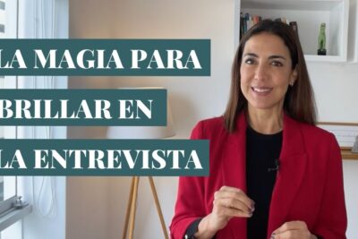Mujer sonriente con blazer rojo en un interior iluminado junto a texto que dice 'La magia para brillar en la entrevista' enx eZKckXM