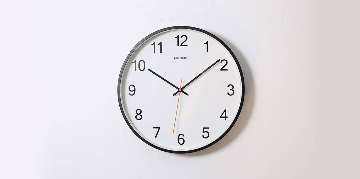 Reloj de pared blanco y negro marcando 10:10, es malo dormir mas de 12 horas al dia descubre la respuesta aqui