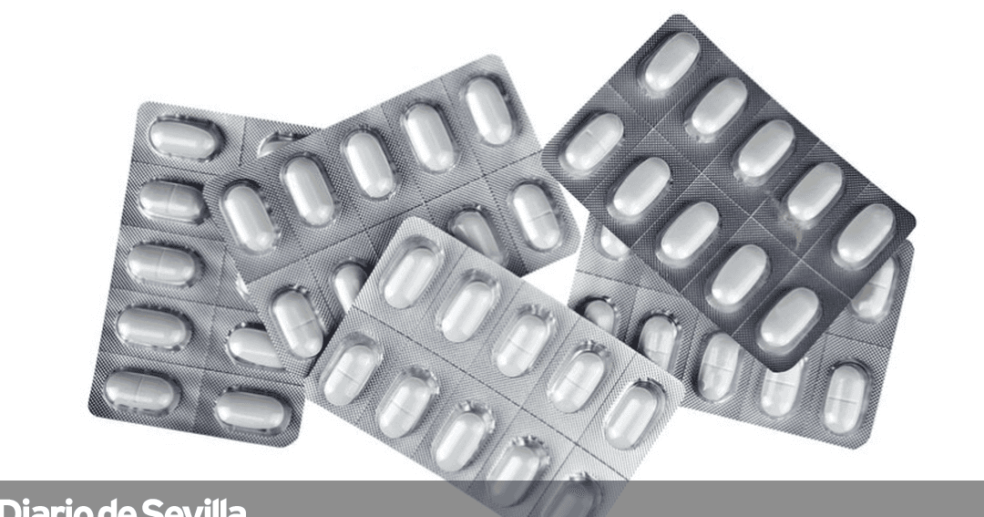 Blíster de comprimidos blancos que ilustra si es seguro combinar ibuprofeno y paracetamol fuerte.
