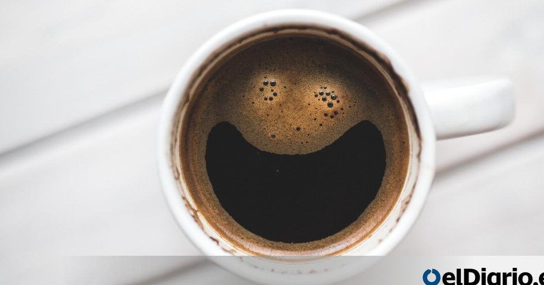 Taza de café con espuma formando una sonrisa, imagen conceptual para es seguro esnifar ibuprofeno en ninos descubre los riesgos aqui