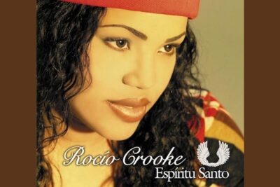 Primer plano de mujer en portada con gorra roja y texto espiritu santo 1