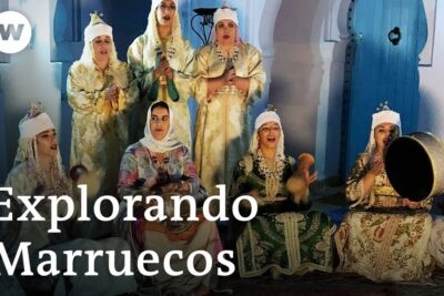 Grupo de mujeres en trajes tradicionales marroquíes cantando y tocando instrumentos, explorando la deliciosa gastronomia de marruecos que comen en marruecos