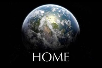 Visión del planeta Tierra iluminado desde el espacio con la palabra HOME, explorando la fascinante tradicion de los chinos que comen hielo origenes beneficios y curiosidades.