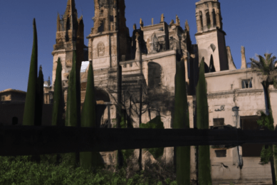 Paquete blanco con etiqueta roja sobre césped ante una catedral reflejada, revisar fecha caducidad