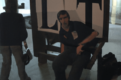 Maniquí sentado frente a un gran cartel en una exposición nocturna, fecha itv caducada todo lo que necesitas saber