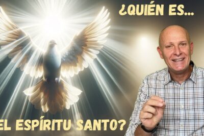 Paloma blanca iluminada por rayos de luz celestial junto a un hombre sonriente, representación del Espíritu Santo fmJfbaxWSLc