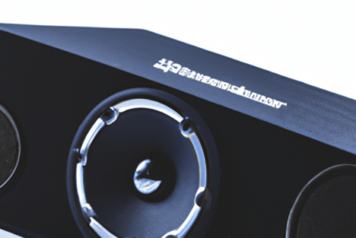 Barra de sonido negra de diseño compacto con cono central metálico y dos altavoces laterales fonestar 584 caducado 2021 la mejor opcion de audio pasado de moda