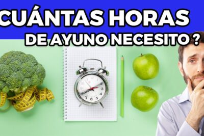 Cartel con la pregunta ¿Cuántas horas de ayuno necesito? acompañado de un reloj despertador sobre una libreta, brócoli con cinta métrica, manzanas verdes y un hombre pensativo