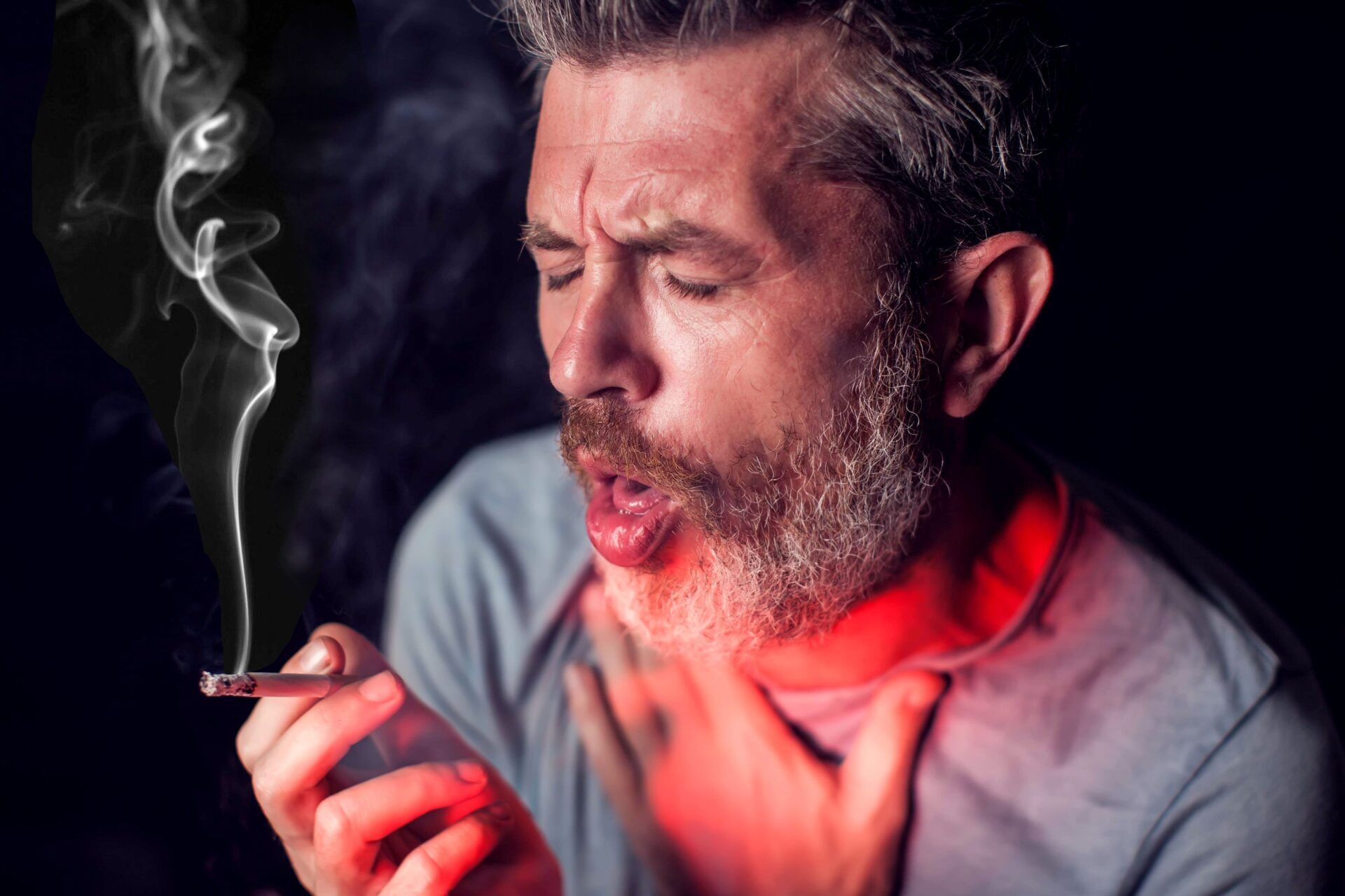 Hombre mayor tosiendo con cigarrillo y mano en la garganta, fumar con bronquitis empeora tu salud descubre la verdad aqui