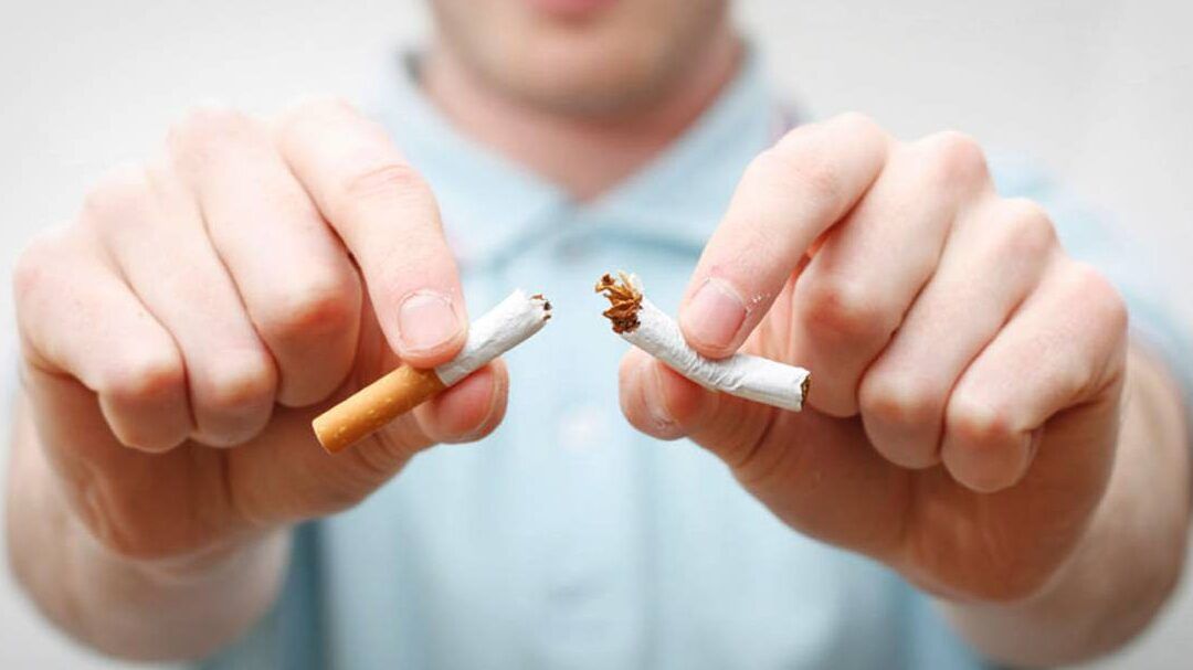 Manos rompiendo un cigarrillo simbolizando fumar despues de hacer ejercicio beneficios o riesgos