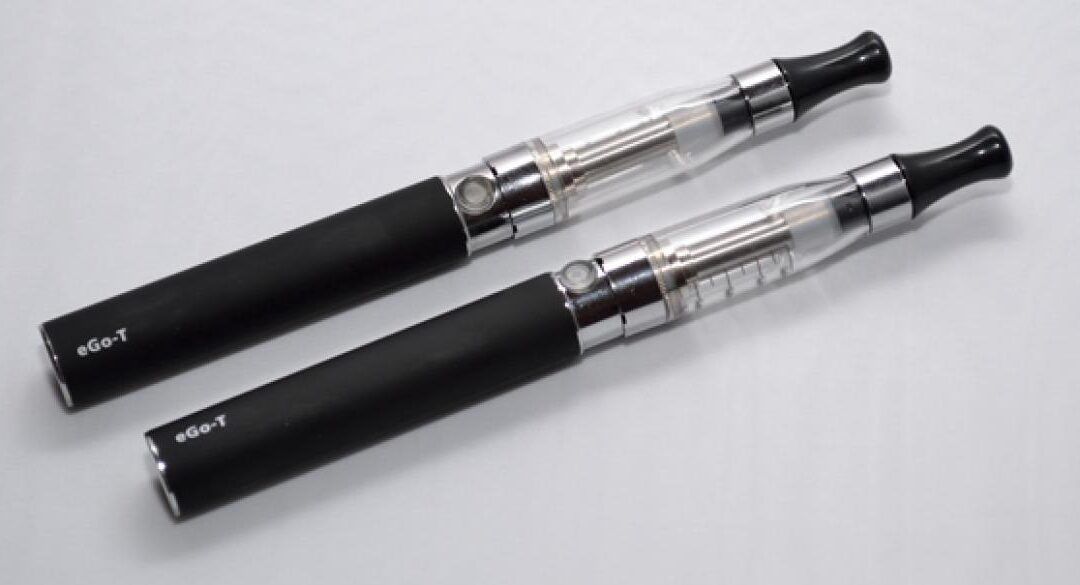 Dos vaporizadores tipo pluma con depósito transparente y boquilla, fumar vape con resistencia quemada descubre las consecuencias.