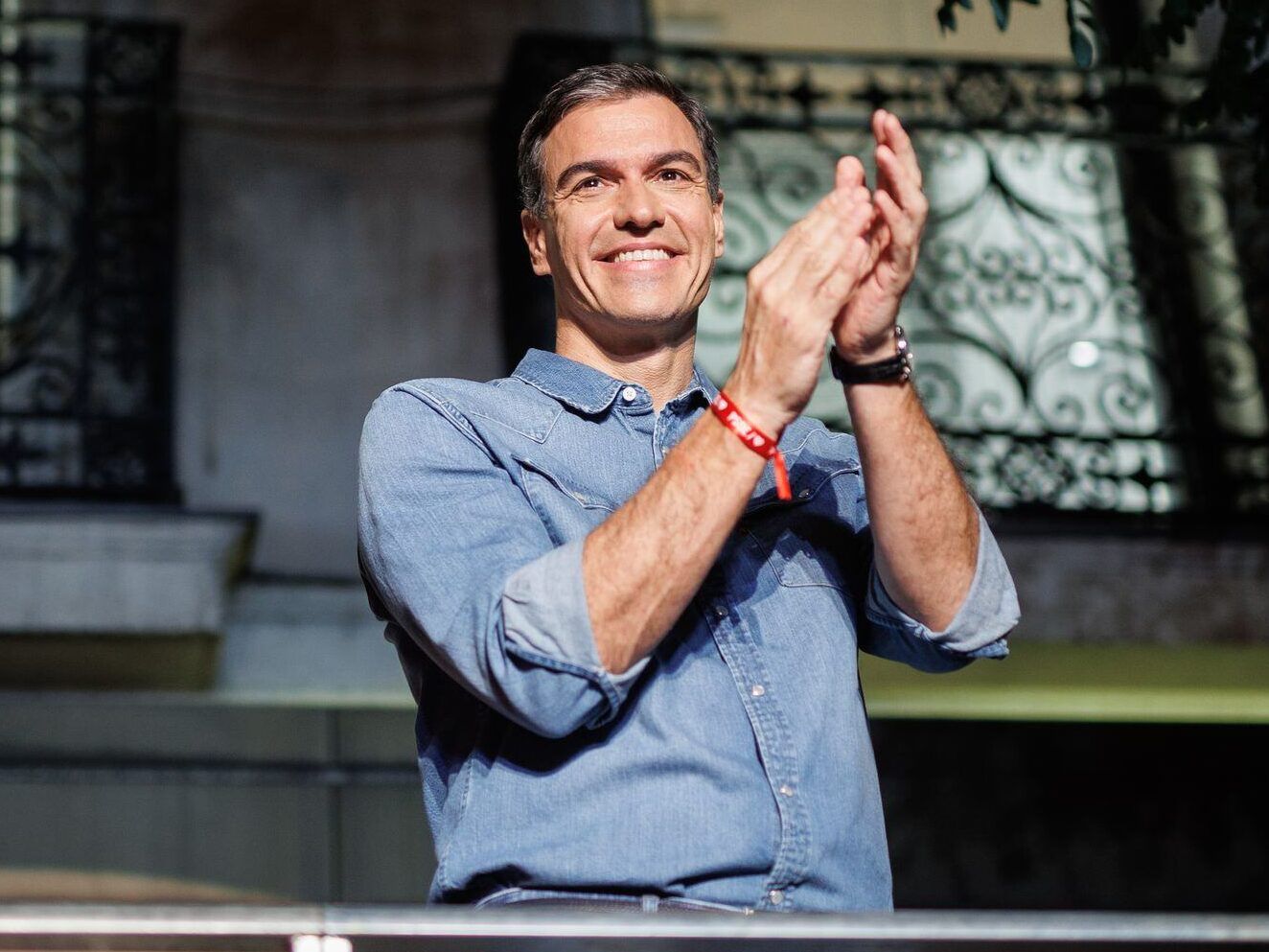 Persona adulta con camisa vaquera aplaudiendo en un balcón o escenario ganara el voto en blanco las elecciones en espana descubre que pasaria