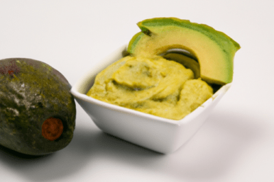 Bol de guacamole acompañado de aguacate, guía visual sobre guacamole caducado lo que debes saber sobre su consumo.