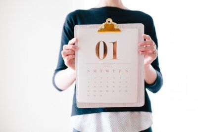 Persona sosteniendo un calendario de tablilla que identifica anos bisiestos de forma visual