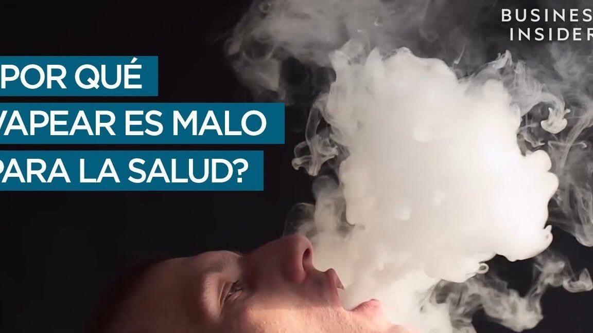 Persona exhalando una densa nube de vapor junto a texto informativo; inhalaste humo quimico descubre que sucede en tu cuerpo.